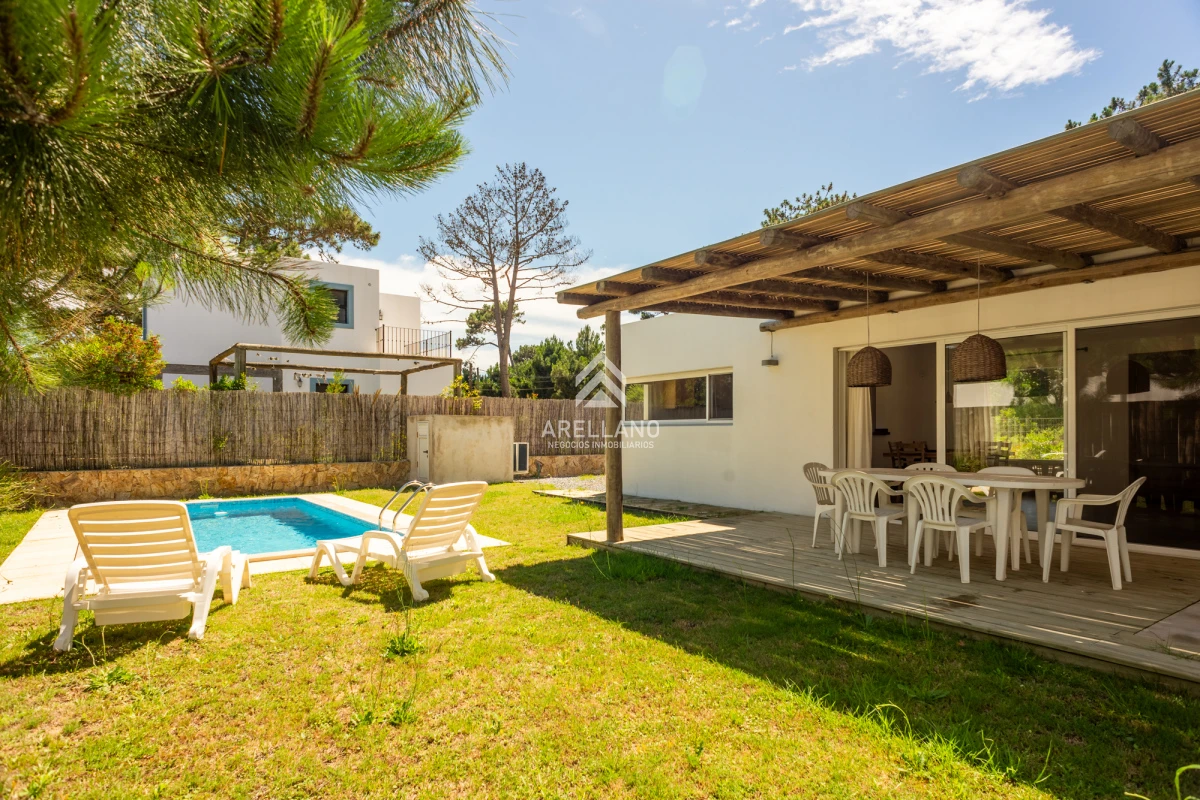 Casa ID.4200 - CASA CON PISCINA EN LA BARRA 3 DORMITORIOS