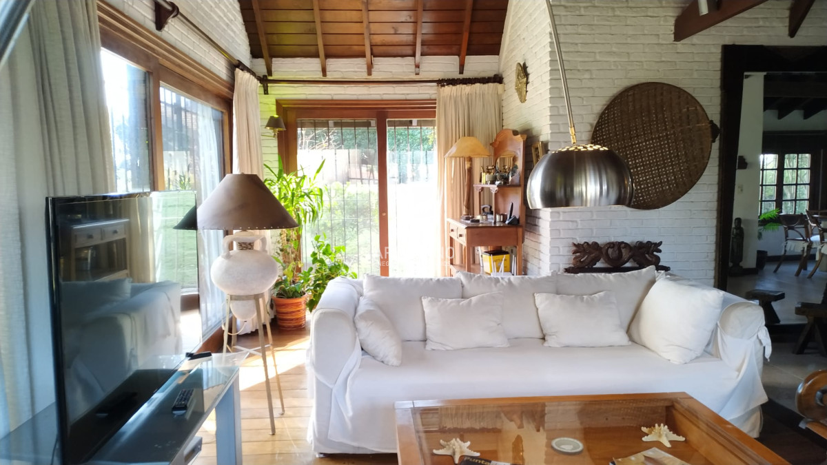 Casa ID.489 - VENTA CASA 4 DORMITORIOS Y DEPENDENCIA  PLAYA MANSA