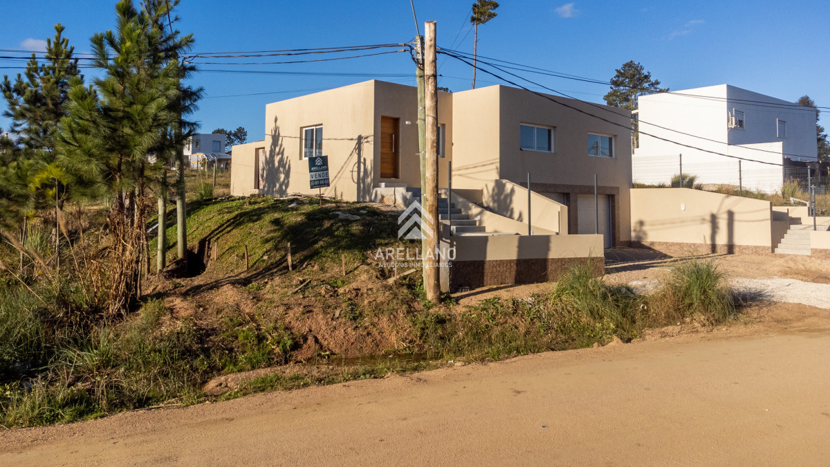 Casa ID.4605 - 2 dormitorios altos de la laguna con garage