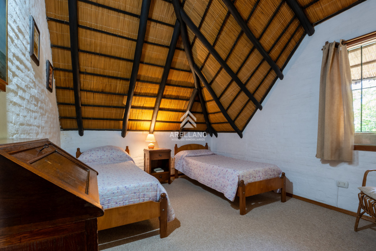 Casa ID.5911 - Venta casa 5 dormitorios, piscina y garage