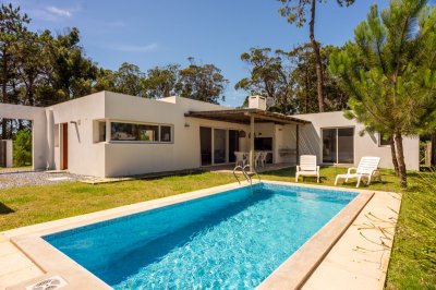 CASA CON PISCINA EN LA BARRA 3 DORMITORIOS