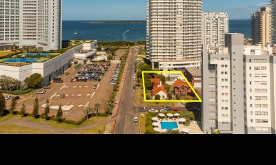 Esquina apta para edificio 1400m2 playa mansa a 2 cuadras del mar