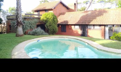 VENTA CASA 4 DORMITORIOS Y DEPENDENCIA  PLAYA MANSA