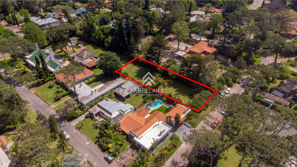 Terreno ID.1489 - TERRENO EN PLAYA MANSA 1045M2 A POCAS CUADRAS DEL MAR