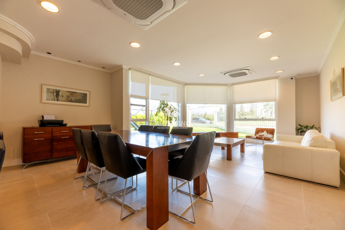 Apartamento ID.5597 - 3 dormitorios y dependencia, Playa Mansa, Punta del Este