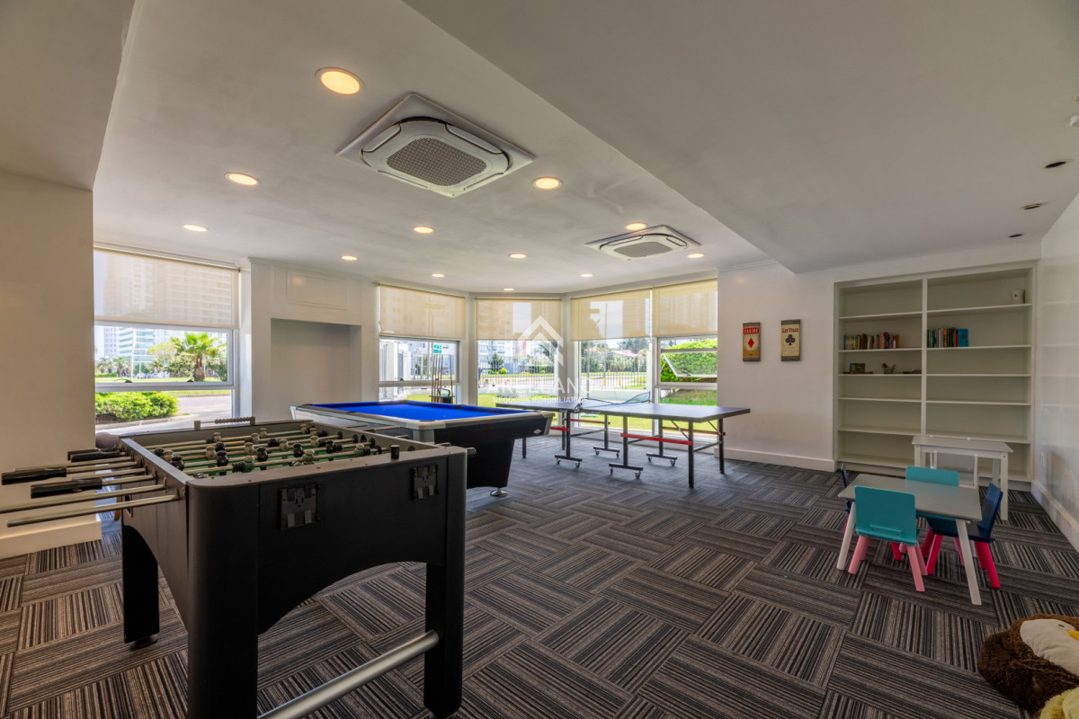 Apartamento ID.5597 - 3 dormitorios y dependencia, Playa Mansa, Punta del Este