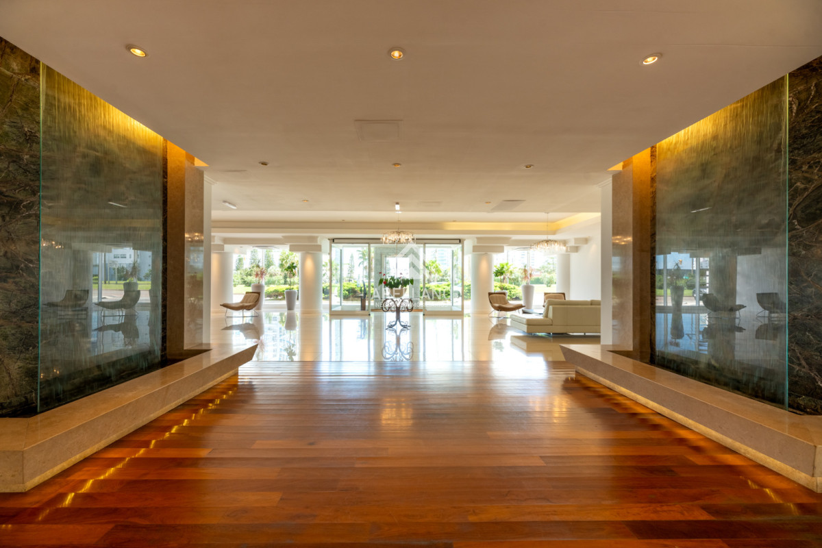 Apartamento ID.5597 - 3 dormitorios y dependencia, Playa Mansa, Punta del Este