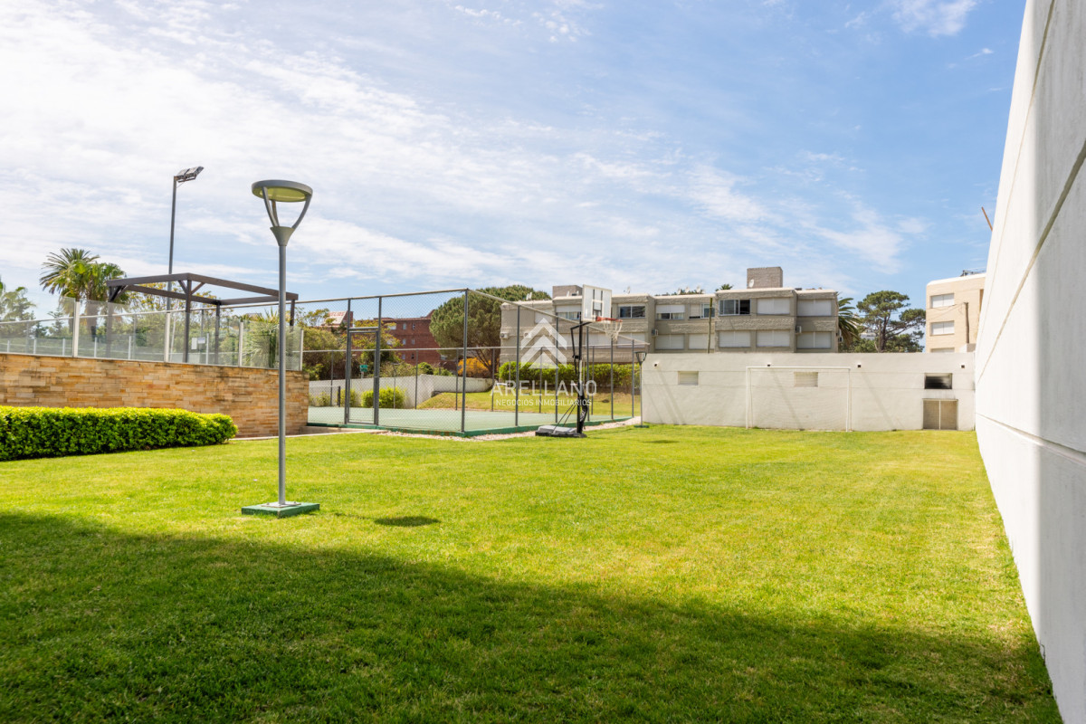 Apartamento ID.5597 - 3 dormitorios y dependencia, Playa Mansa, Punta del Este