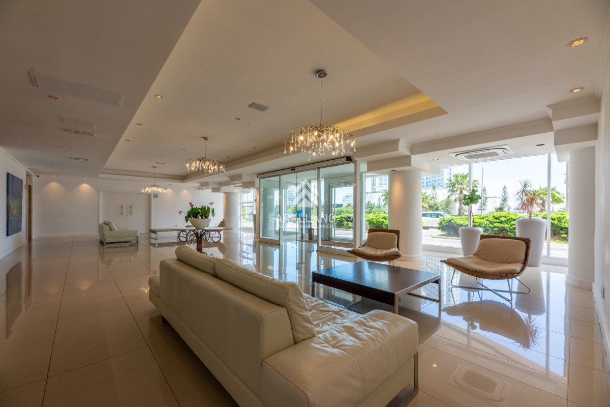 Apartamento ID.5597 - 3 dormitorios y dependencia, Playa Mansa, Punta del Este