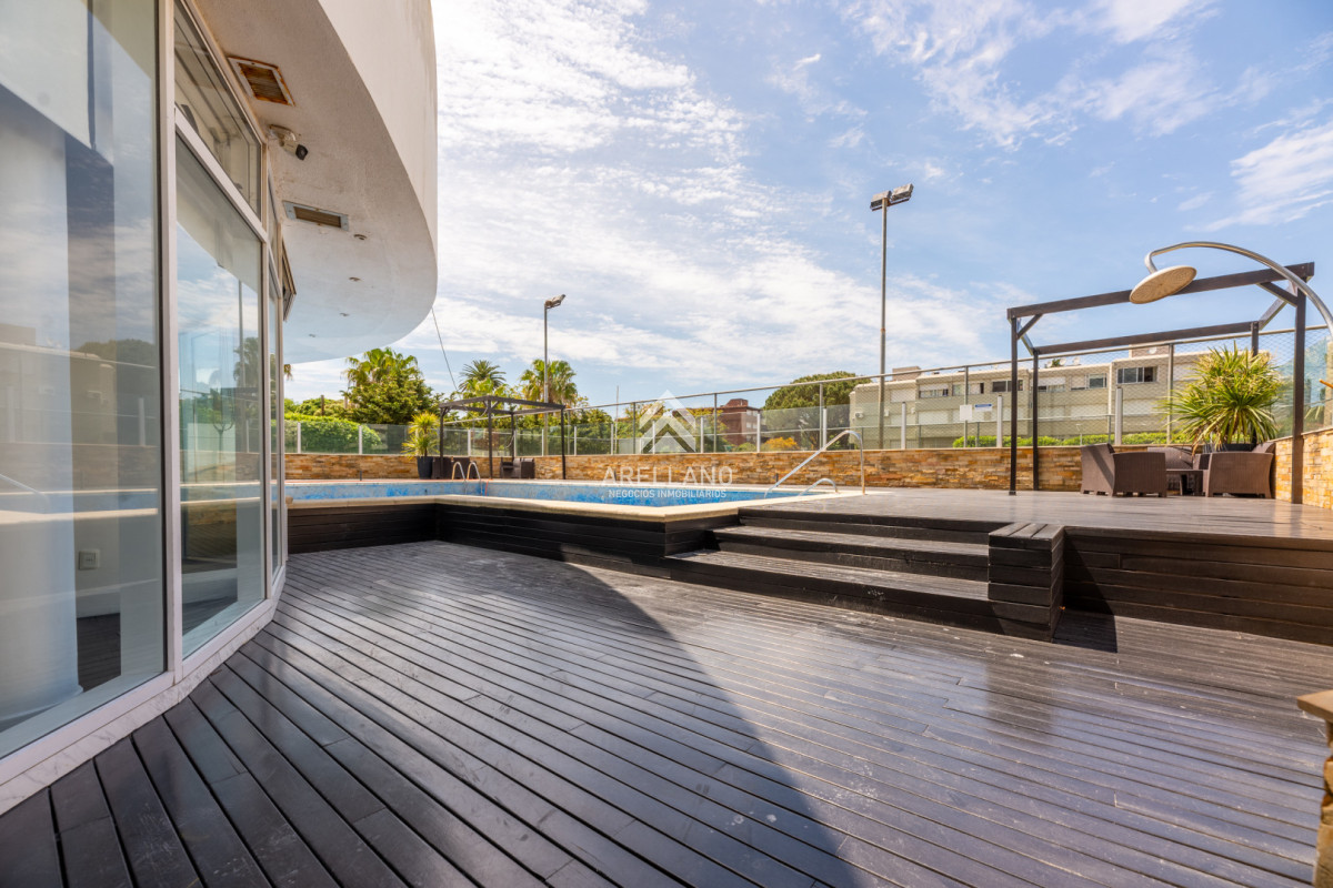 Apartamento ID.5597 - 3 dormitorios y dependencia, Playa Mansa, Punta del Este