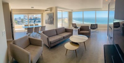 Apartamento Pent-house en alquiler anual  de 2 dormitorios y servicio con vista al mar.