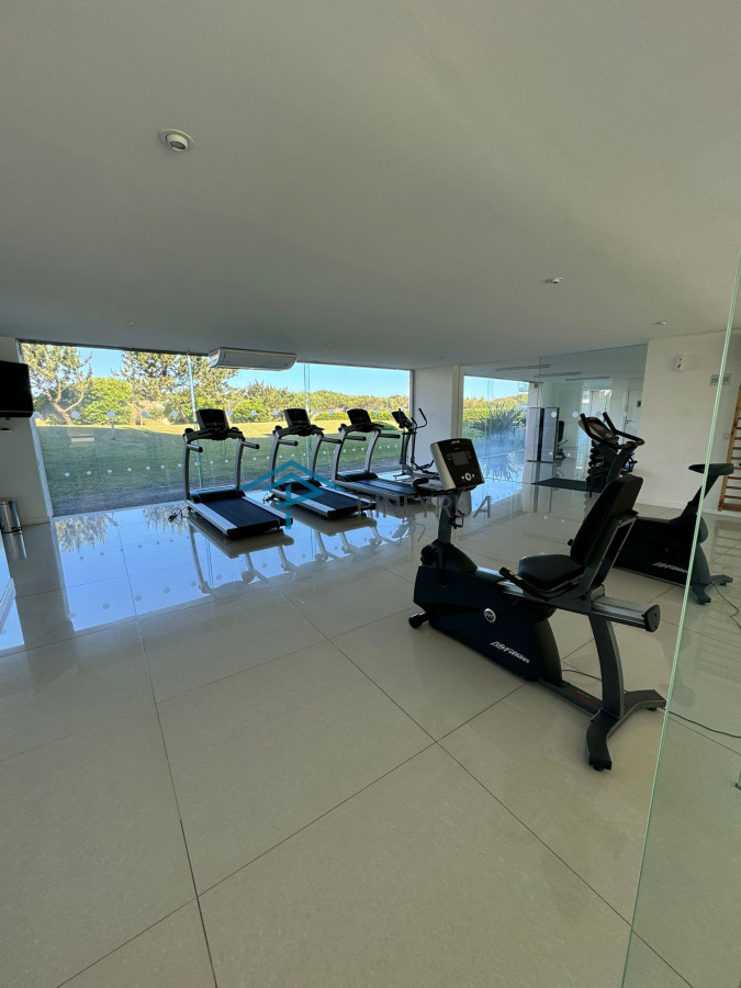 Brava, primera línea, 3 suites y dependencia. Terraza con parrillero.