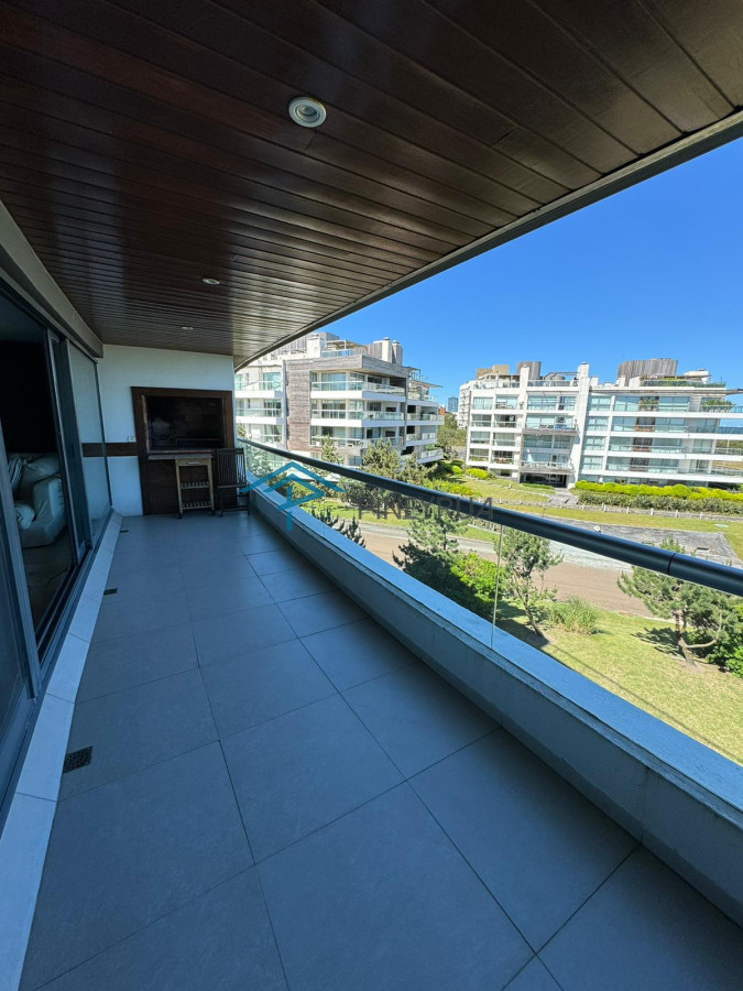 Brava, primera línea, 3 suites y dependencia. Terraza con parrillero.