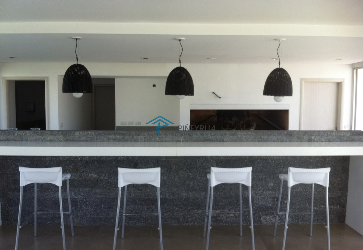 Venta de Apartamento, Parada 31 de la Brava, frente al mar. 3 suites y 