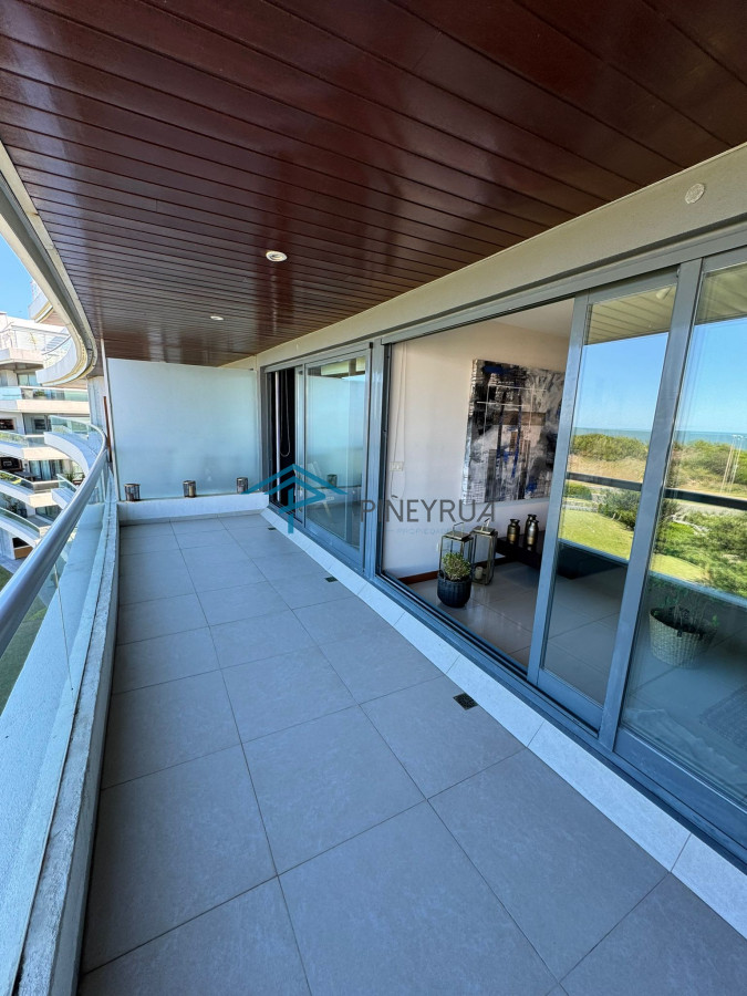 Brava, primera línea, 3 suites y dependencia. Terraza con parrillero.