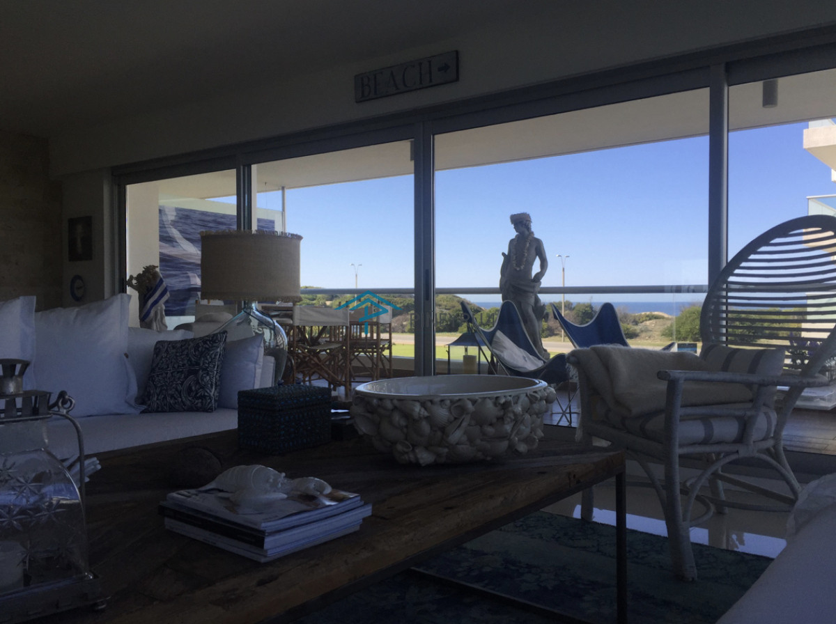 Venta de Apartamento, Parada 31 de la Brava, frente al mar. 3 suites y 