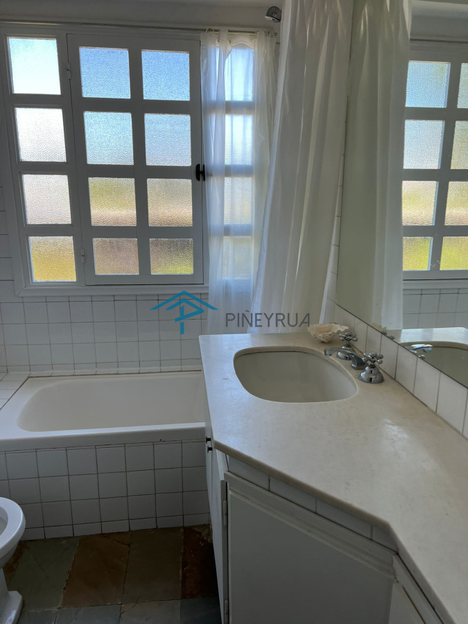 Casa ID.363 - La Barra, Venta y Alquiler de Verano. Divina casa a 2 cuadras de Ruta 10. 3 dormitorios.