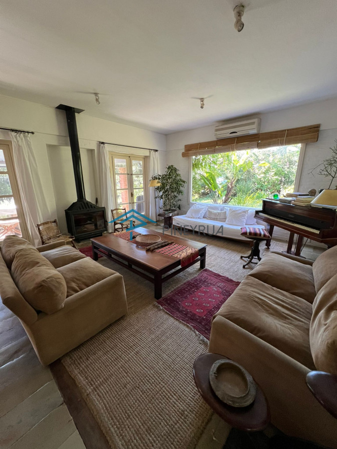Casa ID.363 - La Barra, Venta y Alquiler de Verano. Divina casa a 2 cuadras de Ruta 10. 3 dormitorios.