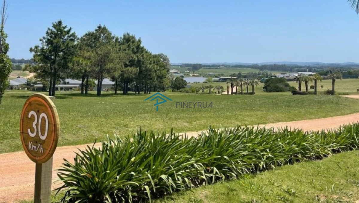 Terreno ID.364 - La Barra, Manantiales, Pueblo Mío, lote esquinero con vista al lago. Oportunidad.