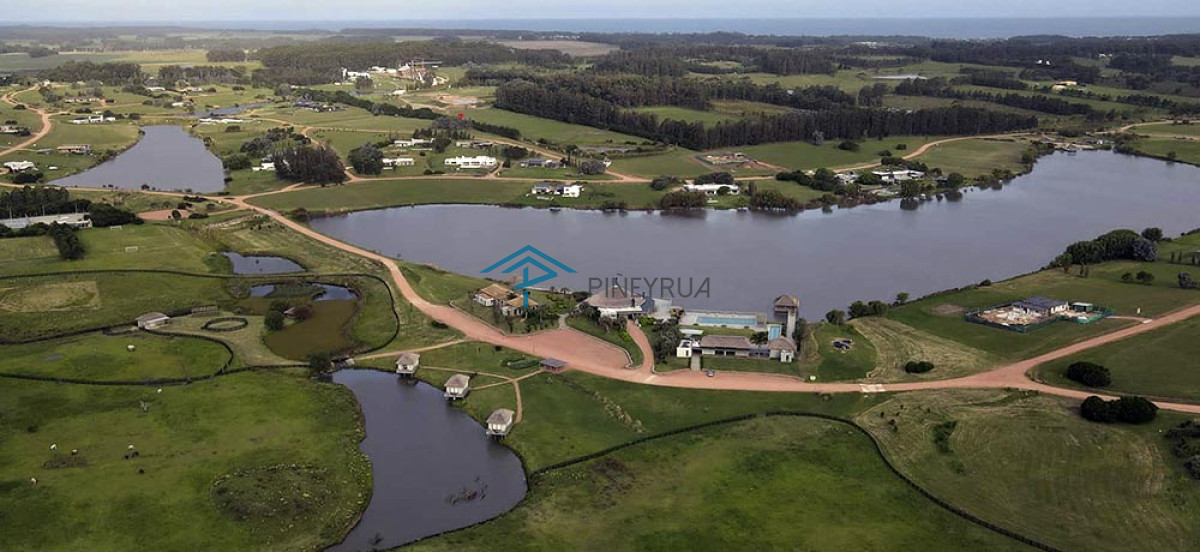 Terreno ID.364 - La Barra, Manantiales, Pueblo Mío, lote esquinero con vista al lago. Oportunidad.