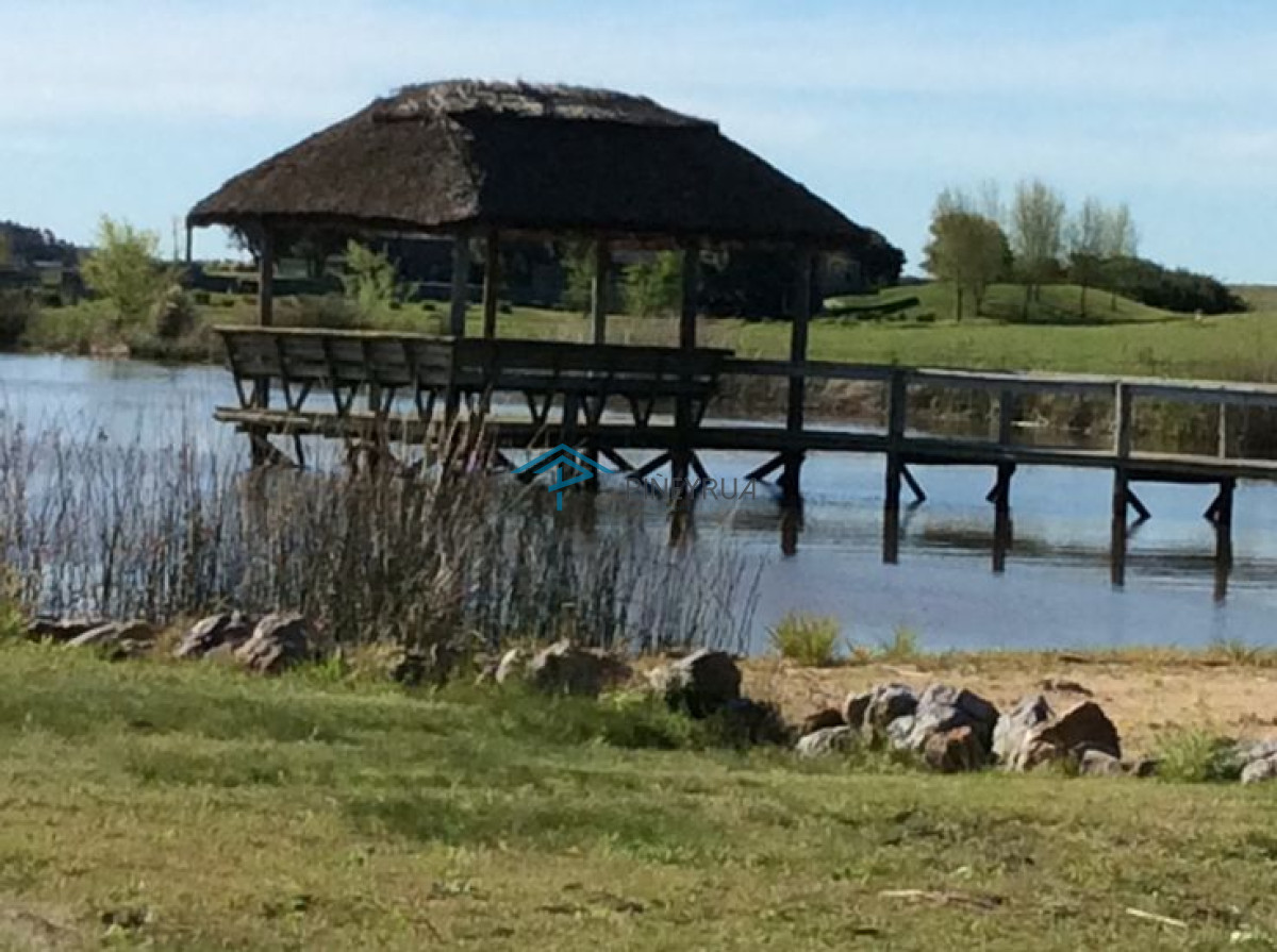 Terreno ID.364 - La Barra, Manantiales, Pueblo Mío, lote esquinero con vista al lago. Oportunidad.