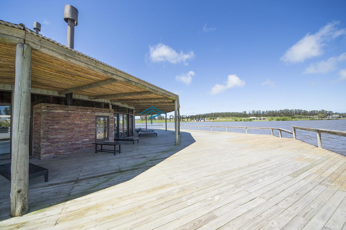 La Barra, Manantiales, Pueblo Mío, lote esquinero con vista al lago. Oportunidad.