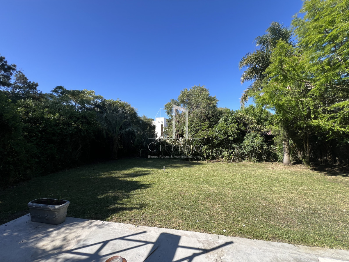 Casa ID.2295 - Casa en alquiler anual, mansa parada 43 primera línea 