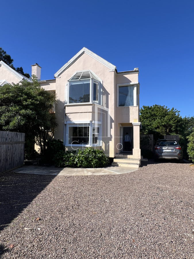 Casa ID.2295 - Casa en alquiler anual, mansa parada 43 primera línea 