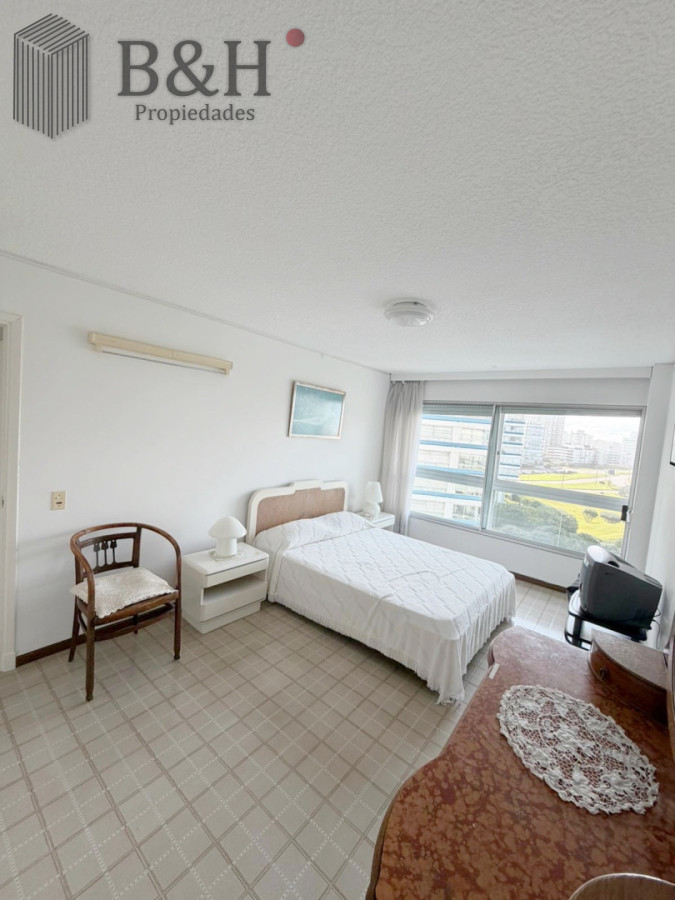 Apartamento ID.7569 - Venta de apartamento de 2 dormitorios en Playa Brava, Punta del Este