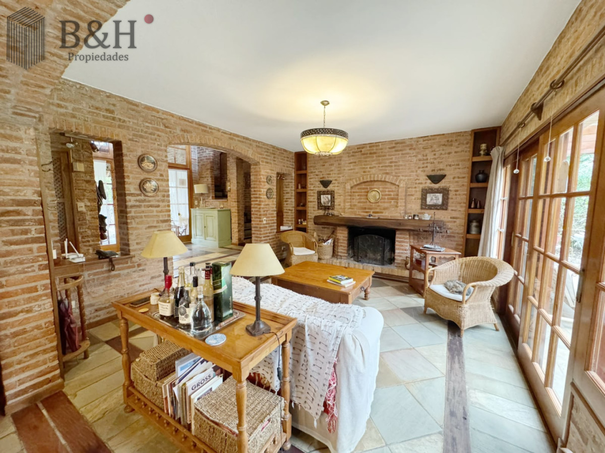 Casa ID.8005 - Venta de casa de 4 dormitorios en Playa Mansa, Punta del Este