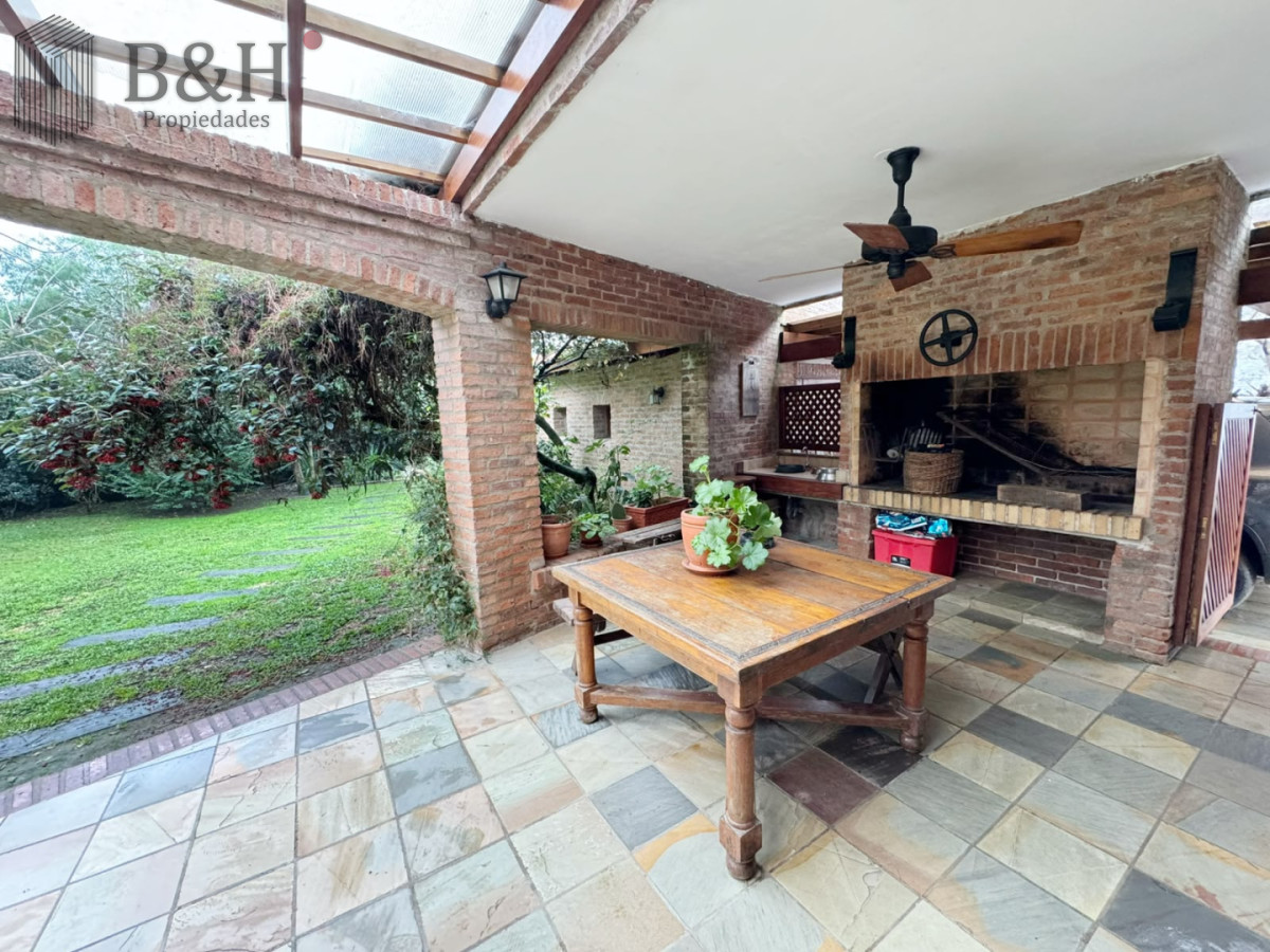 Casa ID.8005 - Venta de casa de 4 dormitorios en Playa Mansa, Punta del Este