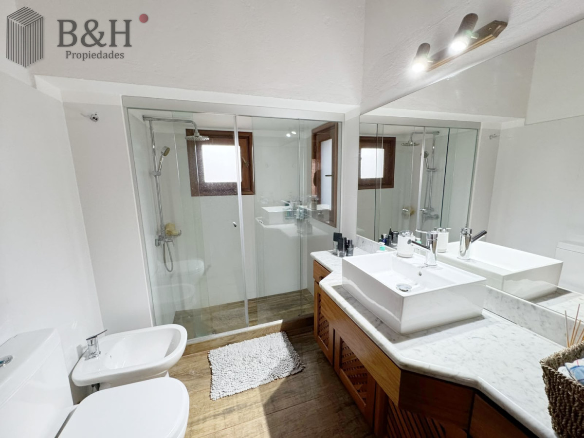 Casa ID.8005 - Venta de casa de 4 dormitorios en Playa Mansa, Punta del Este