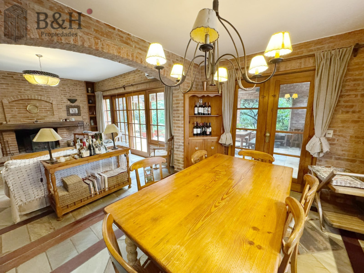 Casa ID.8005 - Venta de casa de 4 dormitorios en Playa Mansa, Punta del Este