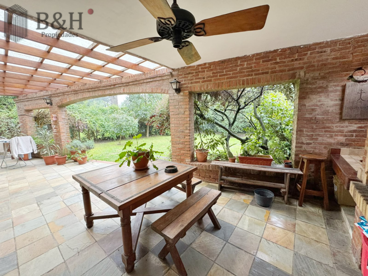 Casa ID.8005 - Venta de casa de 4 dormitorios en Playa Mansa, Punta del Este