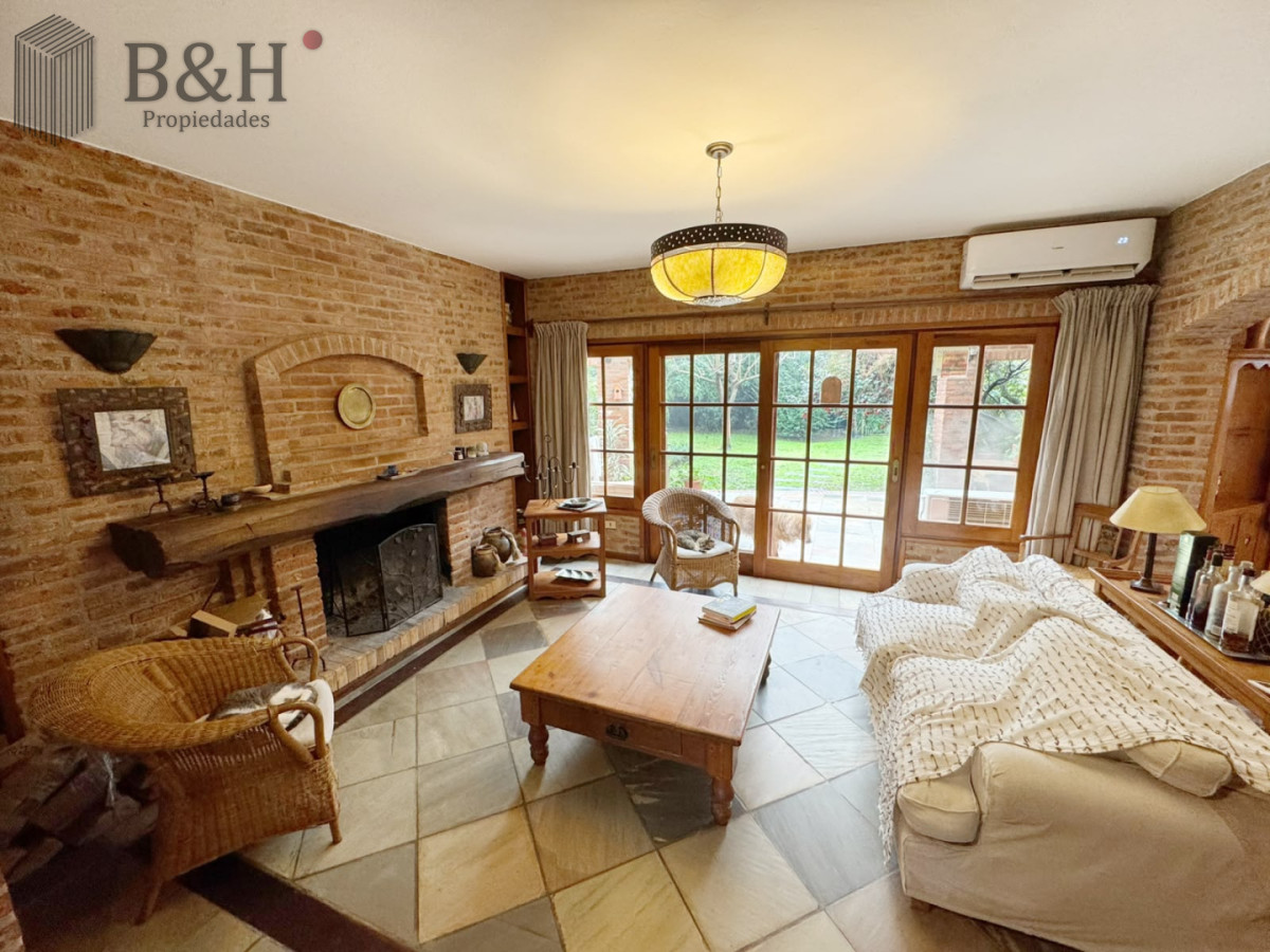 Casa ID.8005 - Venta de casa de 4 dormitorios en Playa Mansa, Punta del Este
