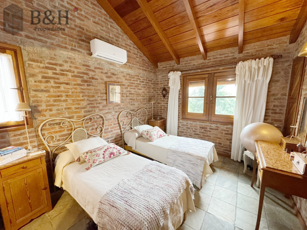 Casa ID.8005 - Venta de casa de 4 dormitorios en Playa Mansa, Punta del Este