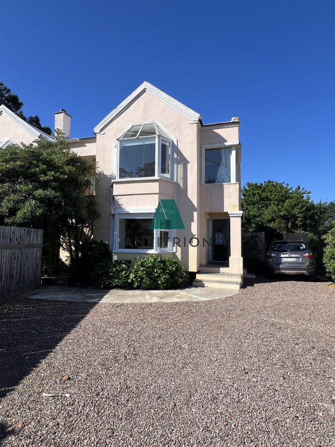 Casa ID.87 - Casa en alquiler anual, mansa parada 43 primera línea 