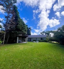 Venta de Casa de 2 dormitorios + servicio en suite en Playa Brava, Punta del Este.