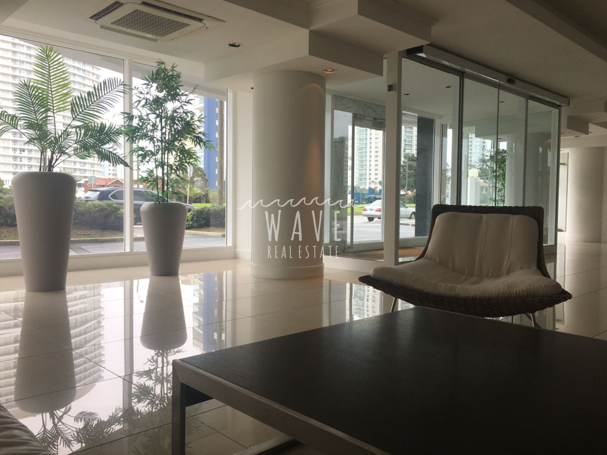 Apartamento ID.3732 - Mansa, a pasos de la Península y muy cerca del puerto. 2 dormitorios. Todos los servicios.