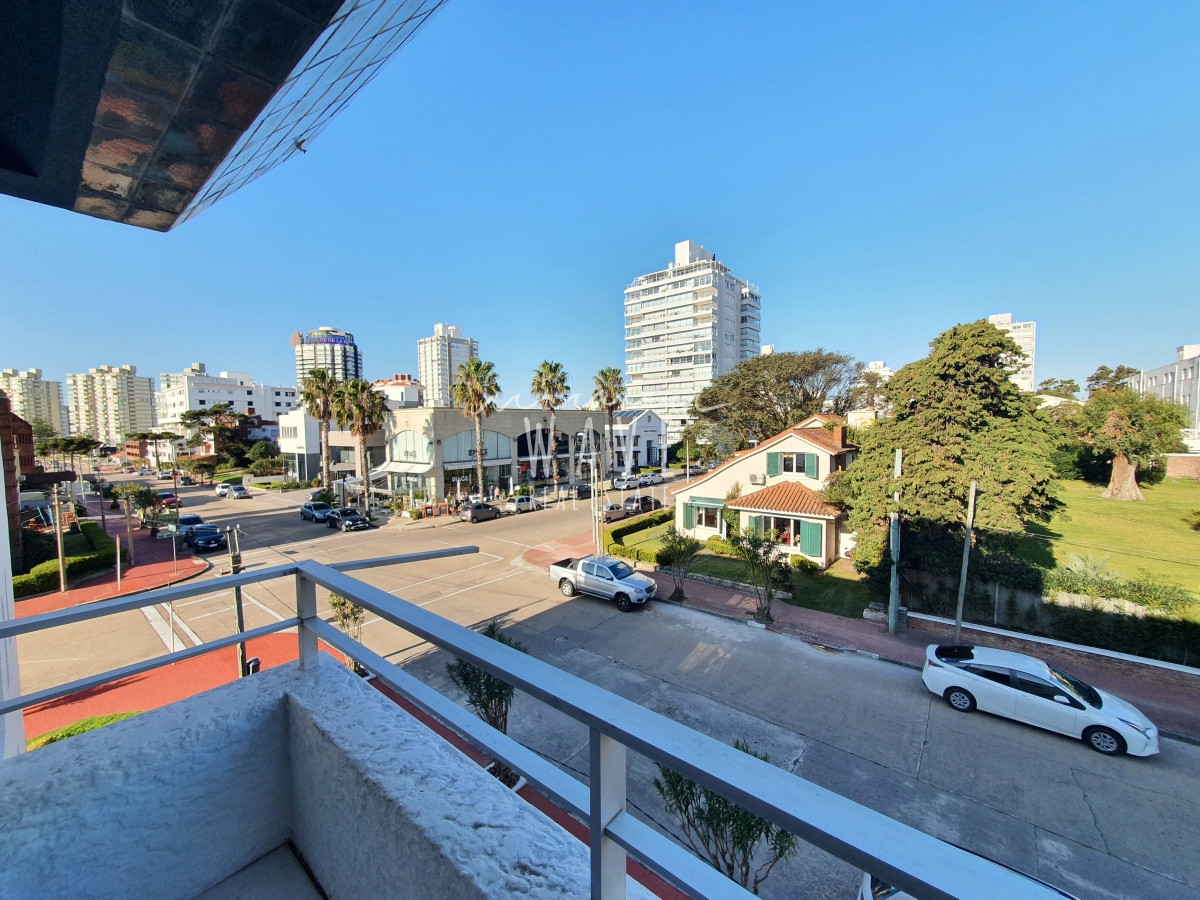 Apartamento ID.1647 - Venta de apartamento de 2 dormitorios y 3 baños en Península, Punta del Este. ** A 50 metros del Mar **
