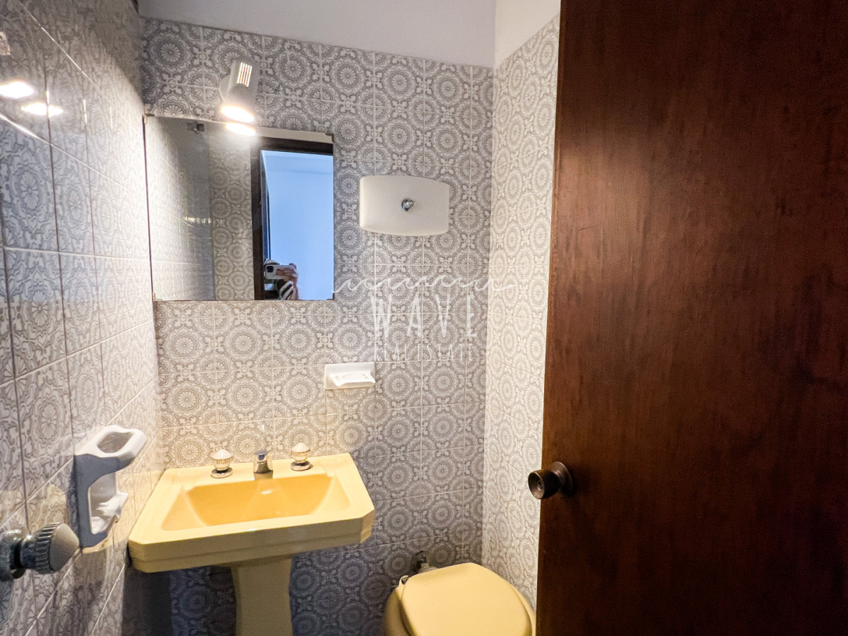 Apartamento ID.5420 - Venta primera línea playa mansa 3 dormitorios más dependencia 