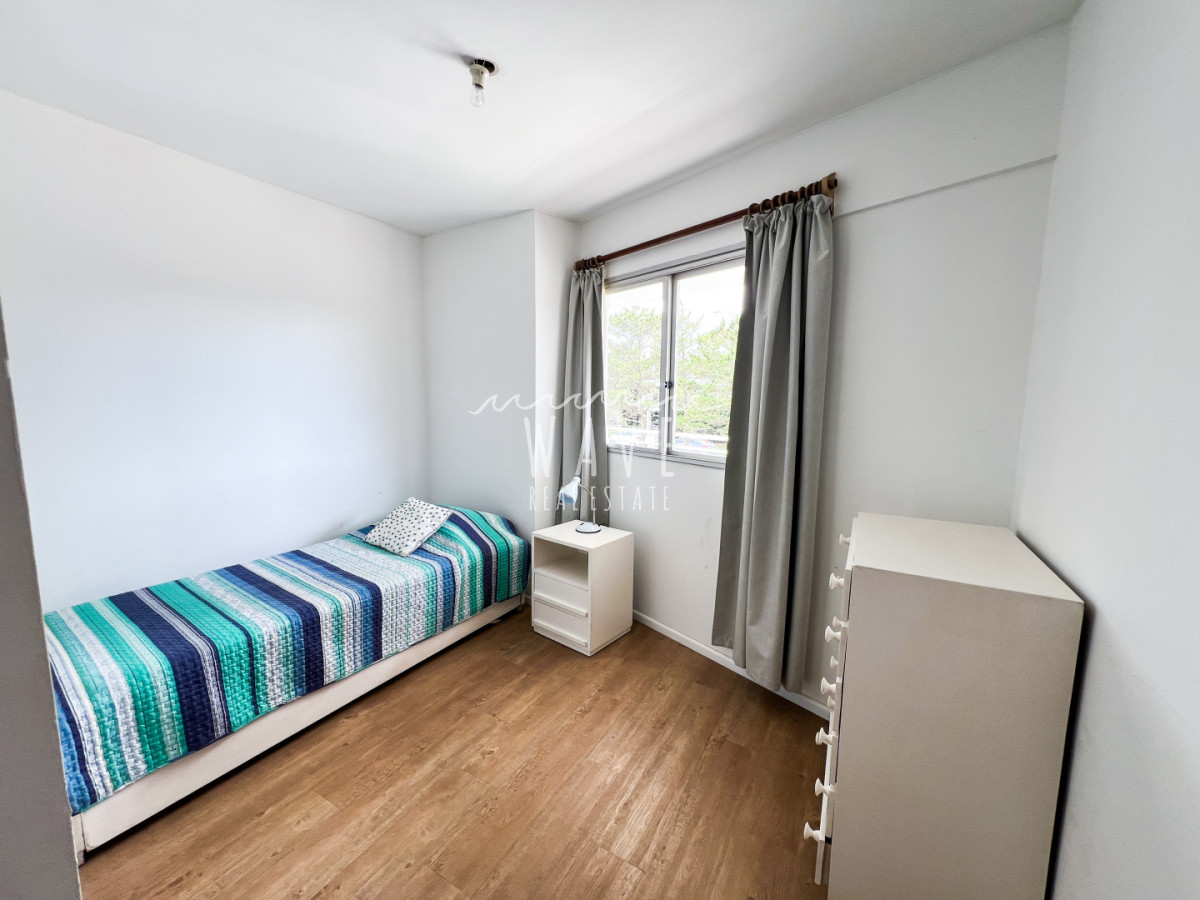 Apartamento ID.5420 - Venta primera línea playa mansa 3 dormitorios más dependencia 