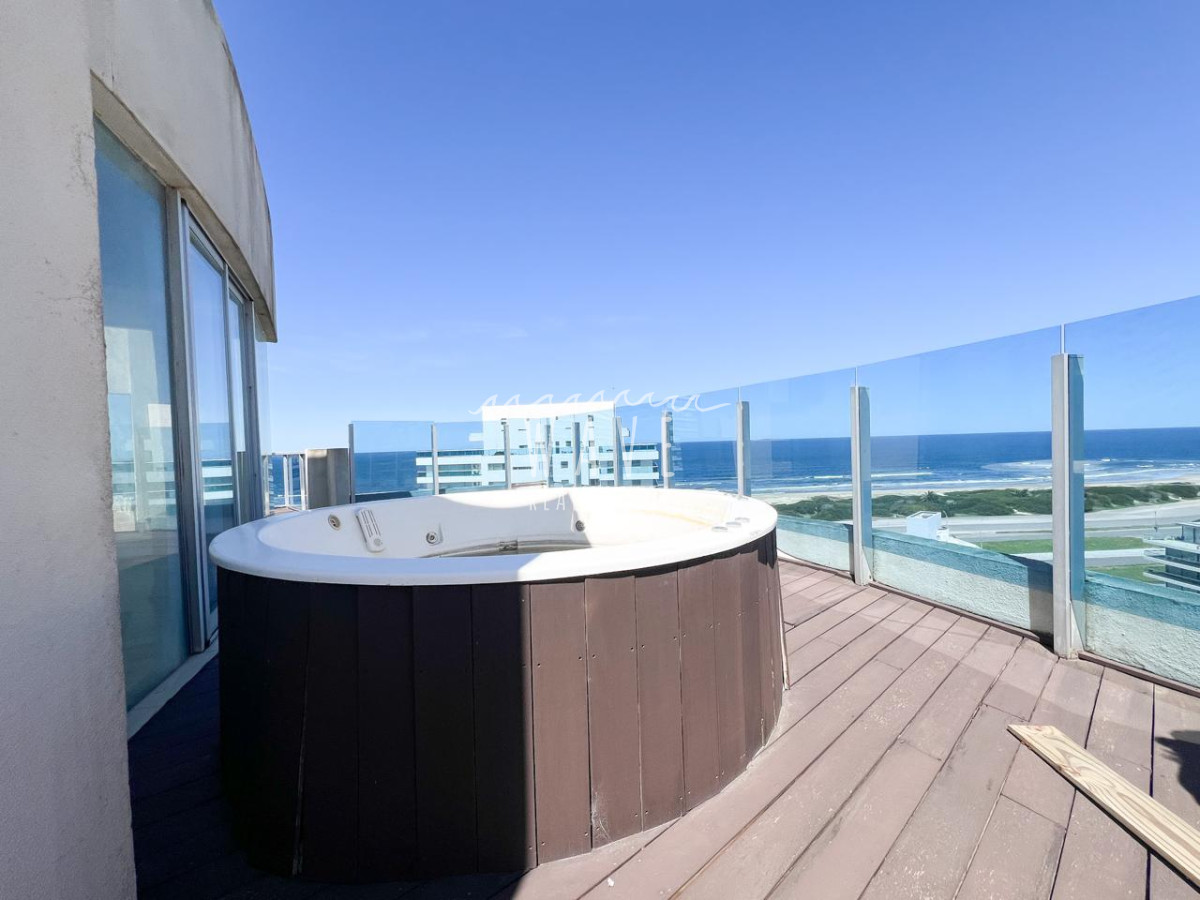 Apartamento ID.4507 - PENTHOUSE 4 dormitorios con dep completa Jacuzzi y barbacoa privada