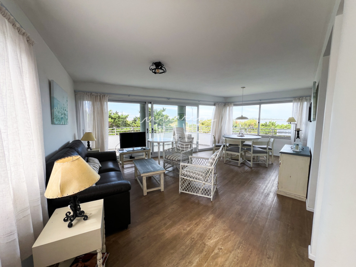 Apartamento ID.5420 - Venta primera línea playa mansa 3 dormitorios más dependencia 