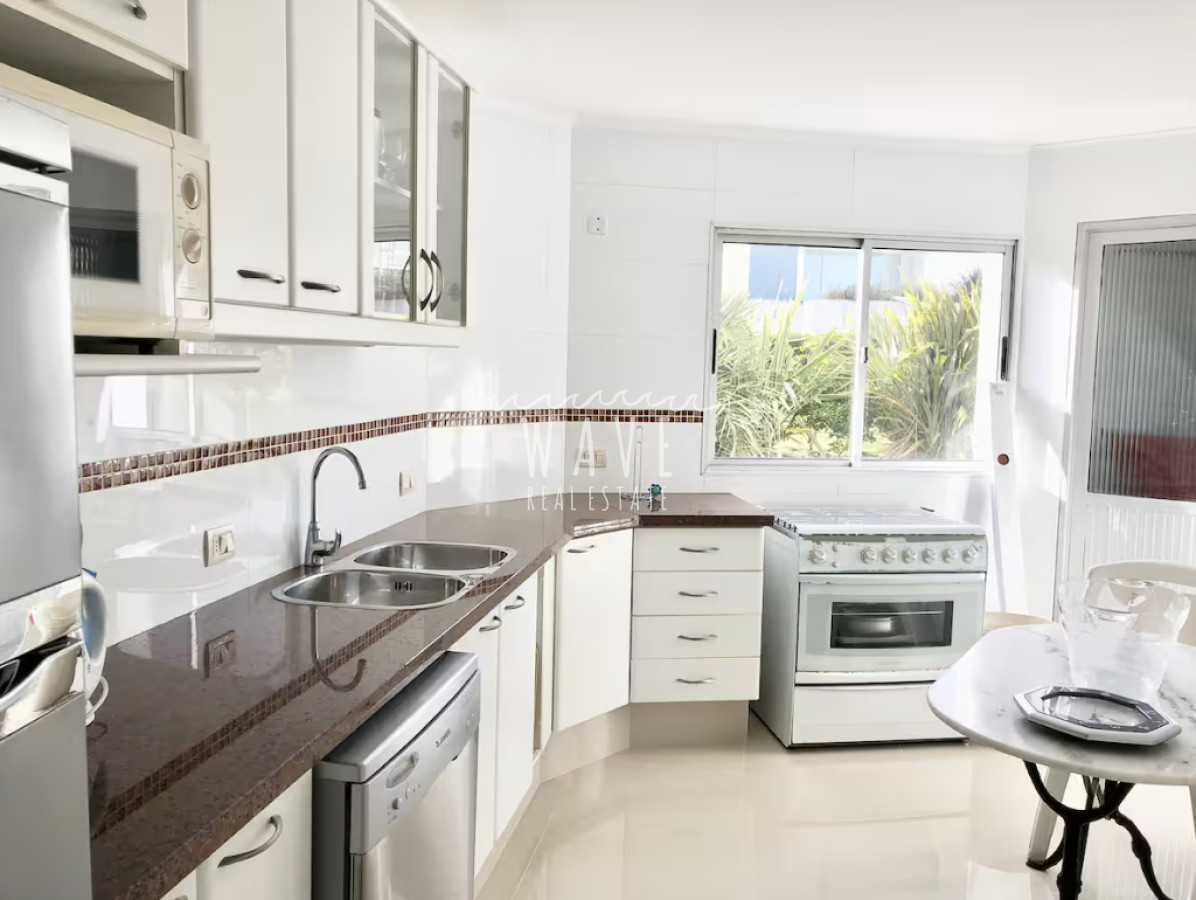 Apartamento ID.4764 - Alquiler Anual, Apartamento frente a Bikini Beach, Manantiales, 4 dormitorios y vista al mar