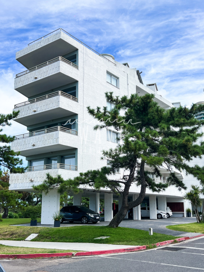 Apartamento ID.5420 - Venta primera línea playa mansa 3 dormitorios más dependencia 