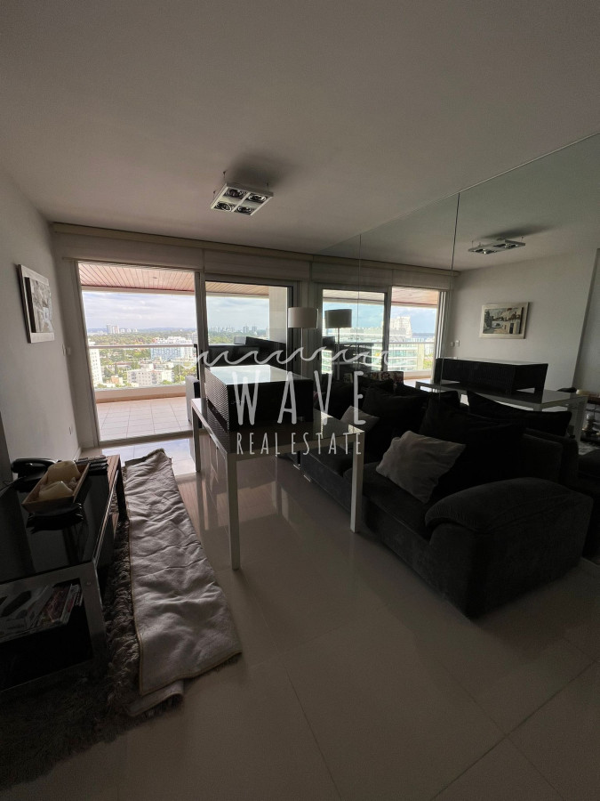 Apartamento ID.1724 - Brava excelentes servicios. 2 dormitorios y medio, Piso 16. Alquiler y venta.