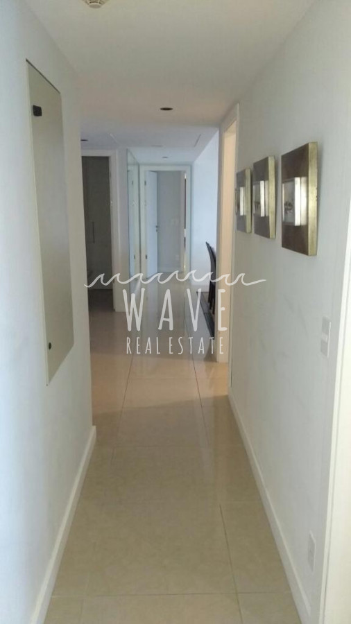 Apartamento ID.99 - Alquiler Apartamento de 3 Dormitorios en Suite en Playa Mansa, Punta del Este.