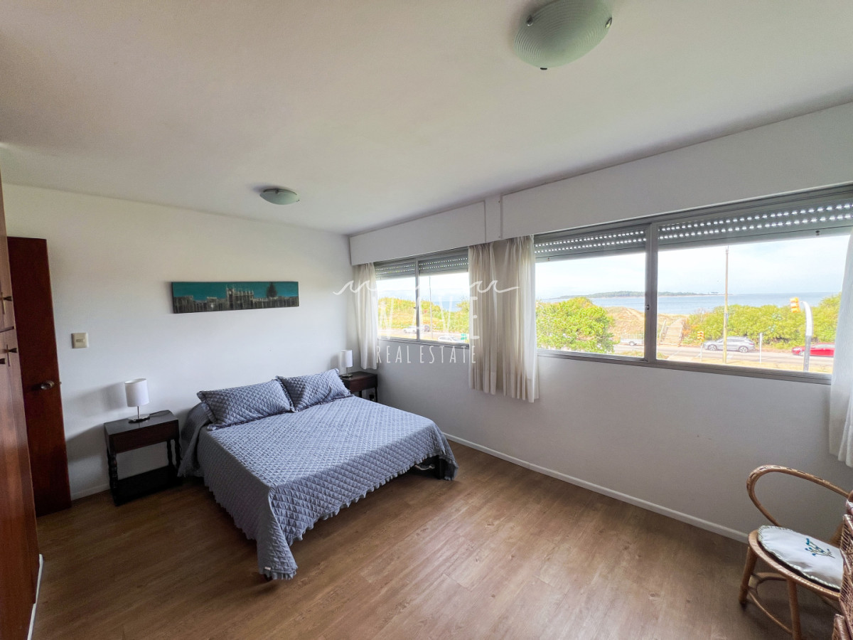 Apartamento ID.5420 - Venta primera línea playa mansa 3 dormitorios más dependencia 