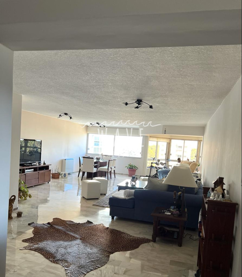 Apartamento ID.1417 - Venta de Excelente Apartamento de 3 dormitorios más dependencia en Punta del Este.